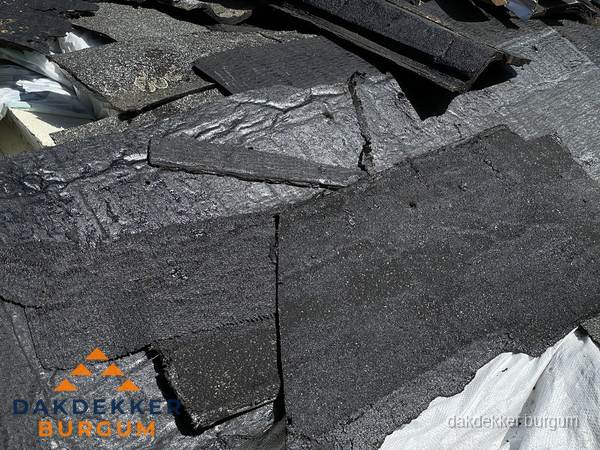 Verwijderd oud bitumen dakleer klaar voor vervanging in Burgum Verwijderd oud bitumen dakleer klaar voor vervanging in Burgum