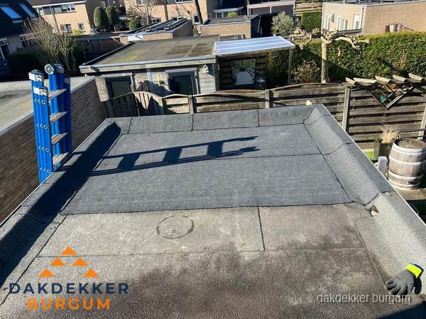 Dakdekker bij bitumen plat dak renovatie in Burgum Dakdekker bij bitumen plat dak renovatie in Burgum