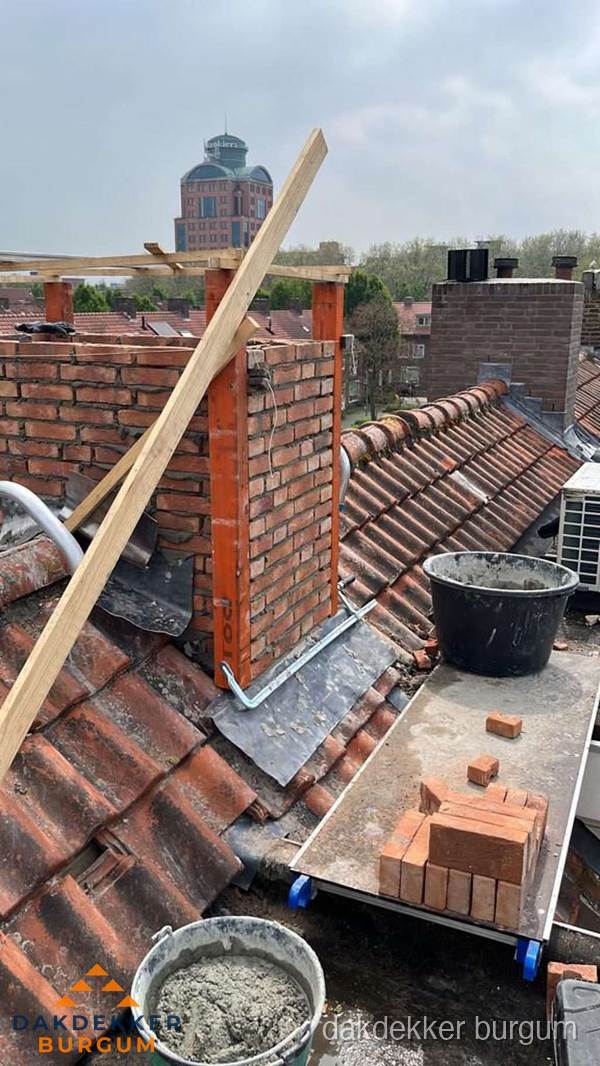 Schoorsteen renovatie met metselwerk op schuin dak in Burgum