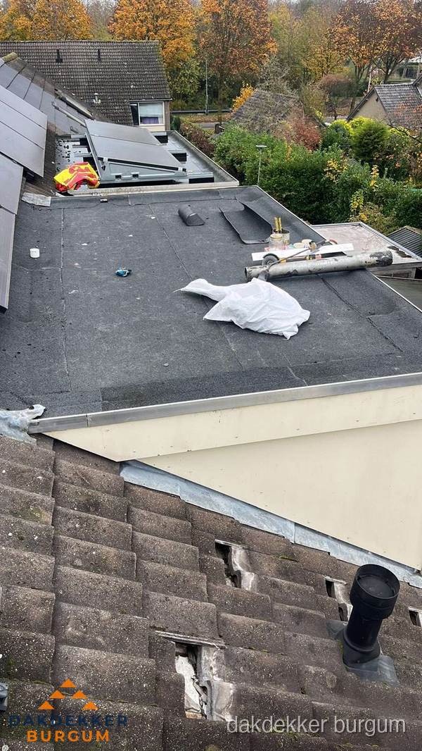 Beschadigde dakbedekking op plat dak voor reparatie in Burgum Beschadigde dakbedekking op plat dak voor reparatie in Burgum