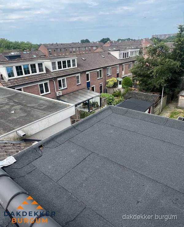 Vernieuwd plat dak met bitumen in woonwijk in Burgum