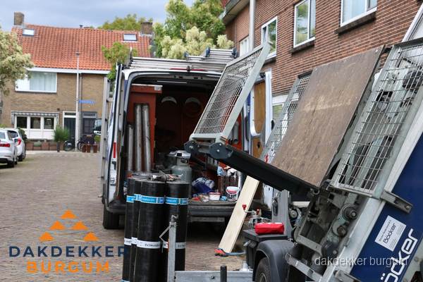 Dakdekkersbusje met materiaal en ladderlift voor dakpannen vervangen in Burgum