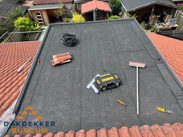 Nieuw plat dak met bitumen dakbedekking in Burgum