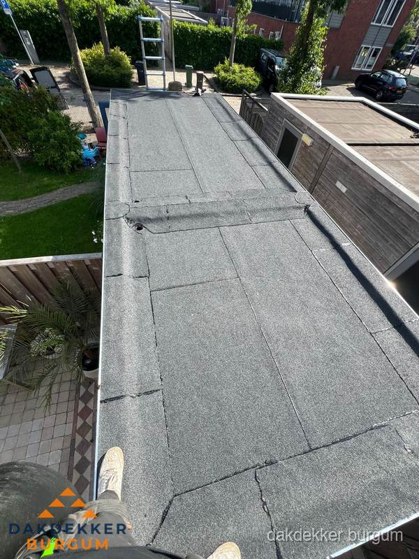 Bitumen plat dak rijtjeswoning vanuit dakdekker perspectief in Burgum