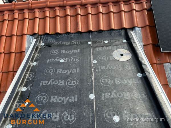 Nieuw dak met dakpannen en Royal onderlaag bij woning in Burgum Nieuw dak met dakpannen en Royal onderlaag bij woning in Burgum