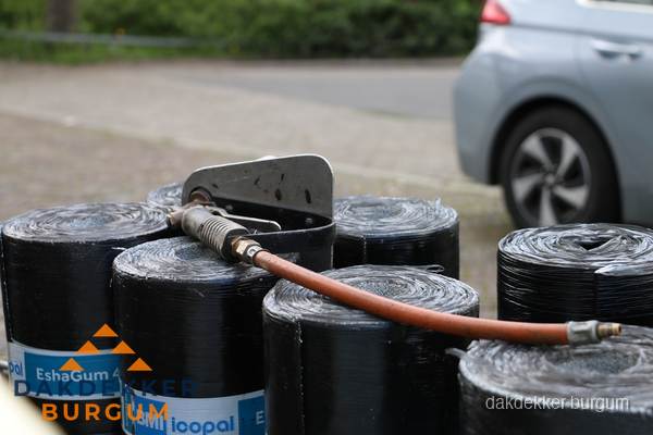 Rollen bitumen dakbedekking EshaGum klaar voor installatie in Burgum Rollen bitumen dakbedekking EshaGum klaar voor installatie in Burgum