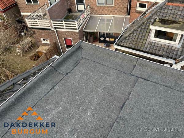 Overzicht plat dak met dakgoot in woonwijk Burgum Overzicht plat dak met dakgoot in woonwijk Burgum