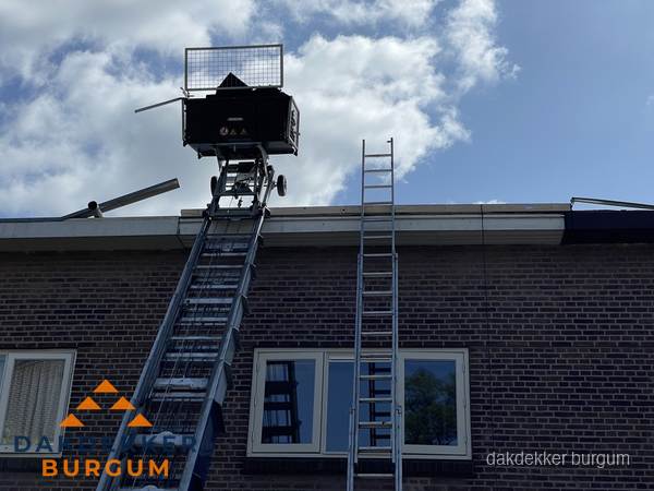 Ladderlift en ladder bij woning voor dakinspectie in Burgum Ladderlift en ladder bij woning voor dakinspectie in Burgum