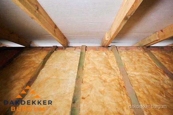 Dakisolatie met glaswol tussen dakspanten in Burgum Dakisolatie met glaswol tussen dakspanten in Burgum