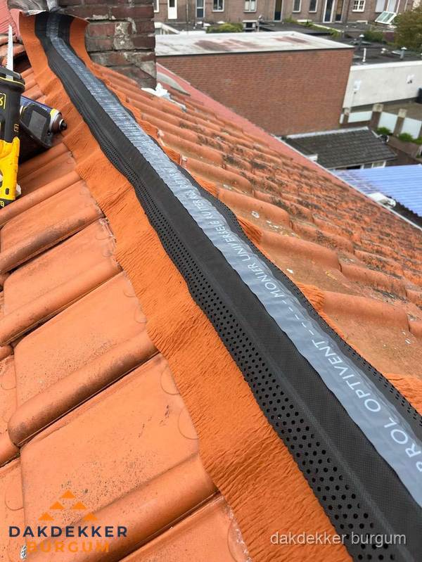 Nokventilatie installeren op hellend pannendak in Burgum Nokventilatie installeren op hellend pannendak in Burgum