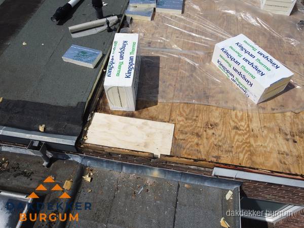 Plat dak isolatie met Kingspan isolatieplaten tijdens renovatie in Burgum
