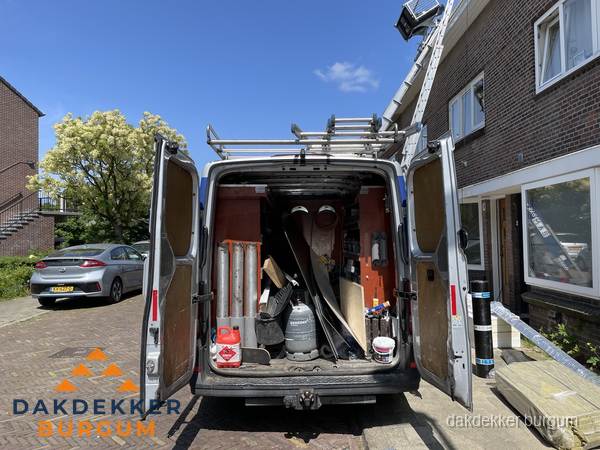 Spoed dakdekker bus met gereedschap en ladder bij woning in Burgum