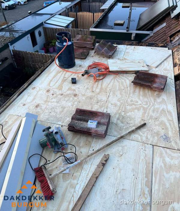 Dakreparatie werkzaamheden op plat dak met gereedschap in Burgum Dakreparatie werkzaamheden op plat dak met gereedschap in Burgum