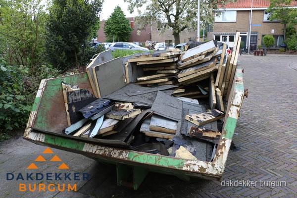 Puincontainer met oud dakmateriaal na dakrenovatie in Burgum Puincontainer met oud dakmateriaal na dakrenovatie in Burgum