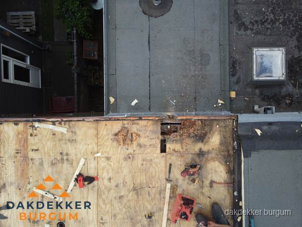 Dakschade en renovatie plat dak vanuit de lucht in Burgum