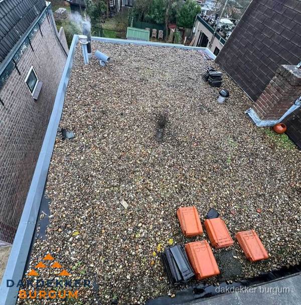 Plat dak met grindballast en dakdoorvoeren in Burgum