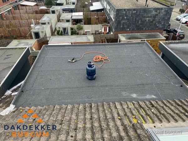 Plat dak met bitumen dakbedekking en brander in Burgum