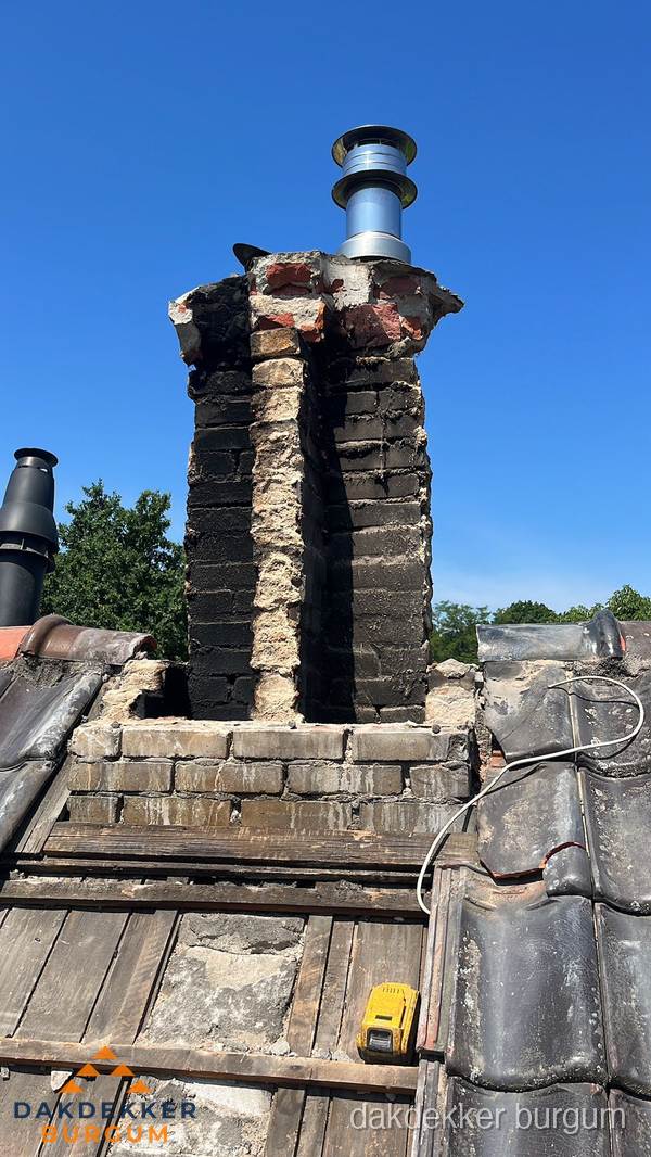 Beschadigde schoorsteen met nieuwe rookgasafvoer op oud dak in Burgum