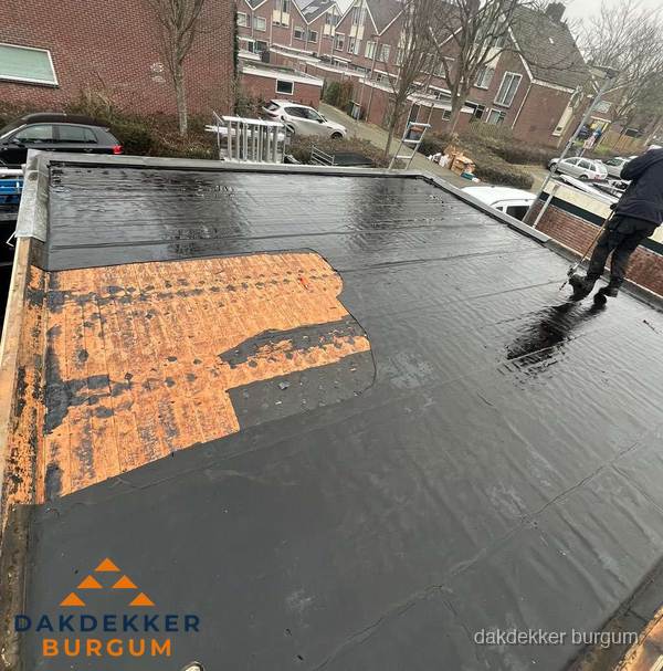 Dakdekker brengt EPDM dakbedekking aan op plat dak in Burgum Dakdekker brengt EPDM dakbedekking aan op plat dak in Burgum