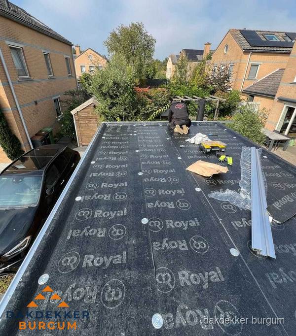 Dakdekker aan het werk op plat dak renovatie in Burgum Dakdekker aan het werk op plat dak renovatie in Burgum