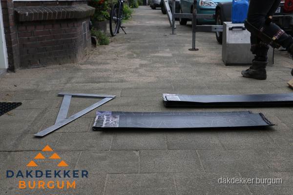 Dakbedekkingsmateriaal en zinkwerk klaargelegd voor reparatie in Burgum