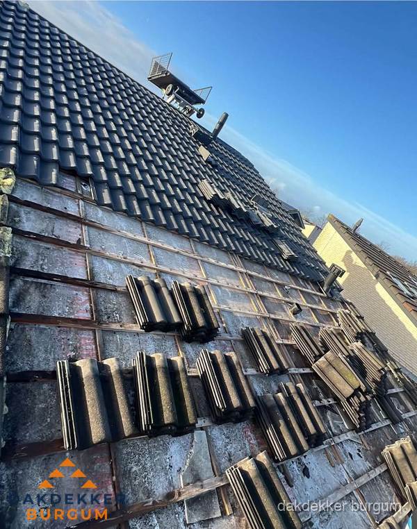 Schuin dak renovatie met nieuwe dakpannen in Burgum Schuin dak renovatie met nieuwe dakpannen in Burgum