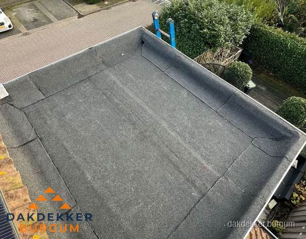 Gerenoveerd plat dak met nieuwe bitumen dakbedekking in Burgum Gerenoveerd plat dak met nieuwe bitumen dakbedekking in Burgum