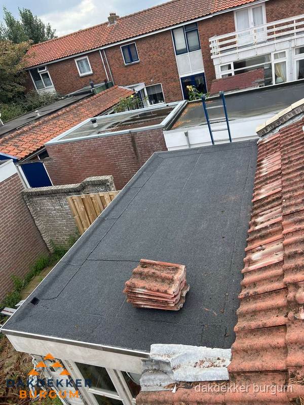 Aanbouw plat dak met reservepannen voor dakpannen vervangen in Burgum