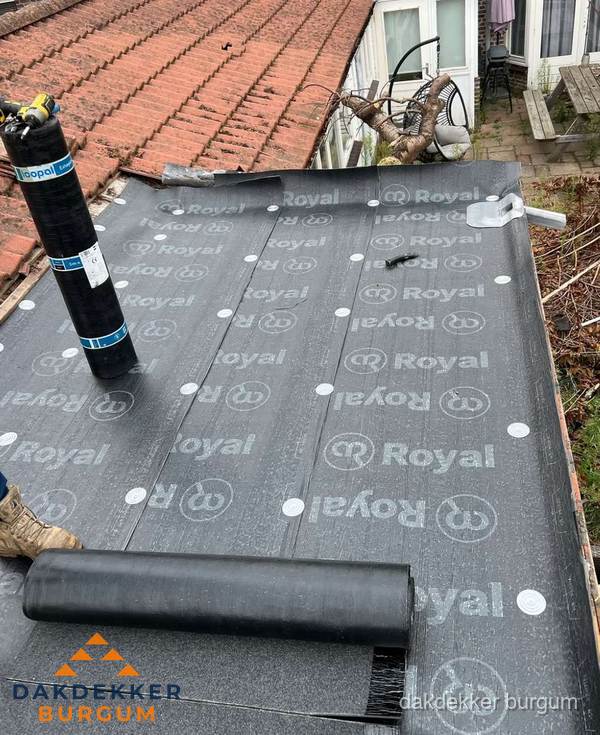 Bitumen dakbedekking leggen op plat dak aanbouw in Burgum Bitumen dakbedekking leggen op plat dak aanbouw in Burgum