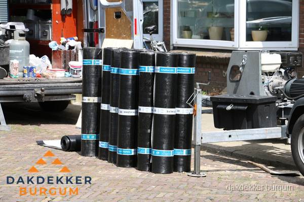Rollen bitumen dakbedekking klaar voor daklekkage reparatie in Burgum