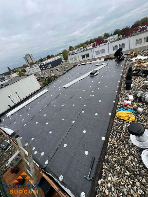 Dakleer vervangen op groot plat dak door dakdekker in Burgum Dakleer vervangen op groot plat dak door dakdekker in Burgum