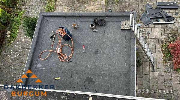 Plat dak met nieuwe bitumen bedekking in Burgum