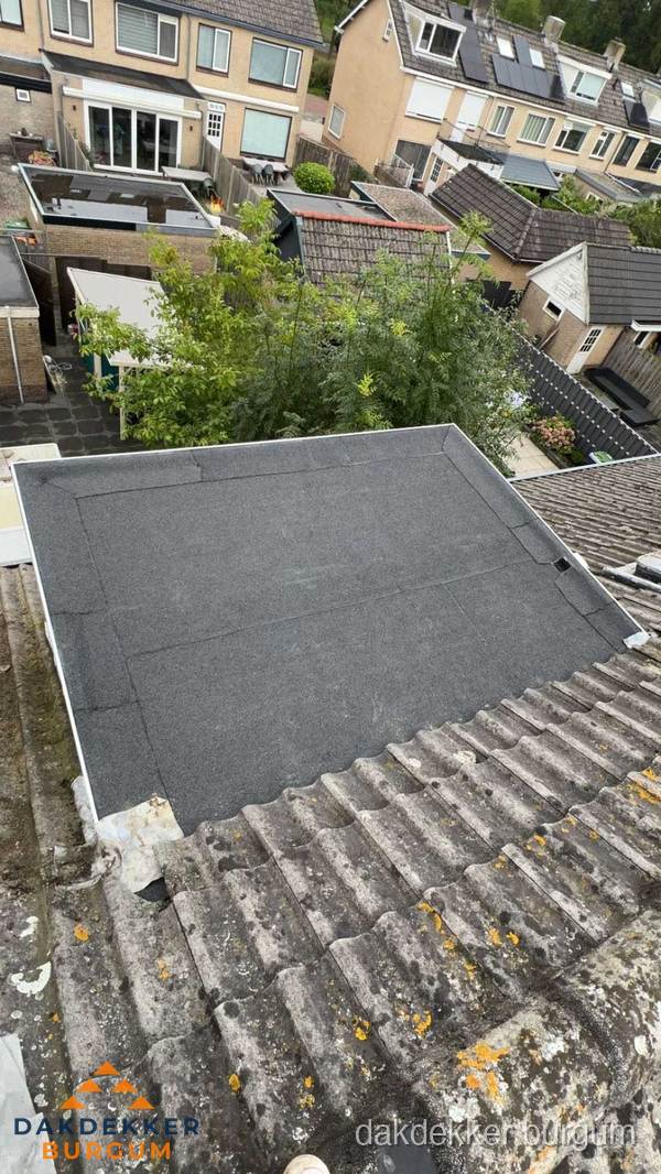 Plat dak aanbouw met bitumen dakbedekking in woonwijk Burgum Plat dak aanbouw met bitumen dakbedekking in woonwijk Burgum