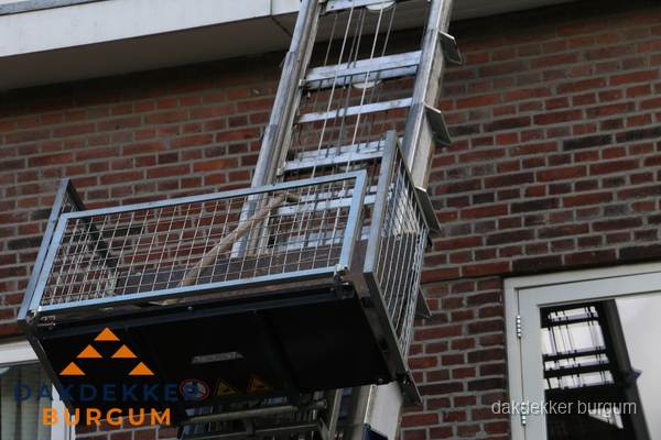 Ladderlift met dakpannen voor dakpan reparatie in Burgum