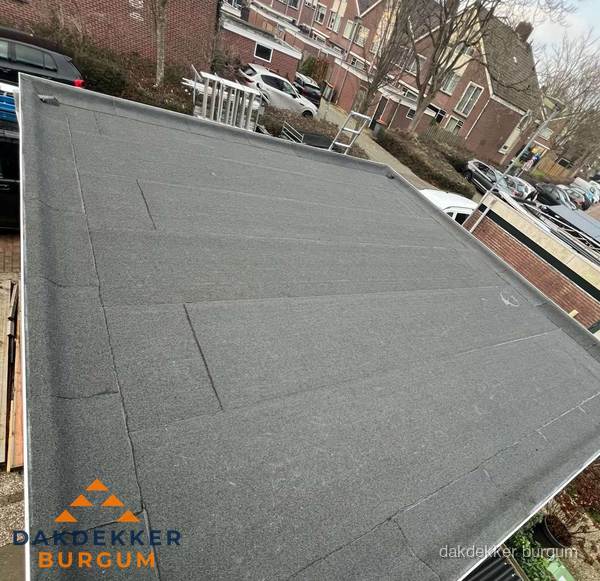 Nieuwe bitumen dakbedekking op plat dak van garage in Burgum Nieuwe bitumen dakbedekking op plat dak van garage in Burgum
