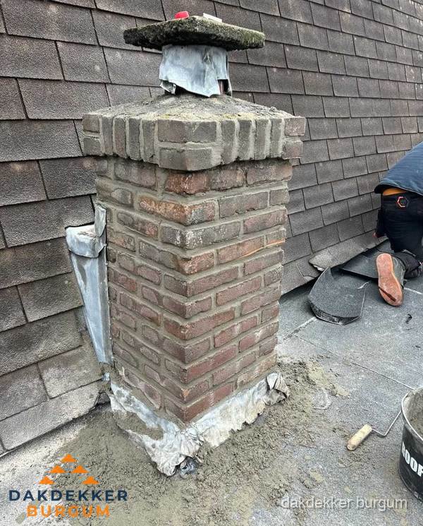Schoorsteen reparatie met lood en voegwerk op leien dak in Burgum