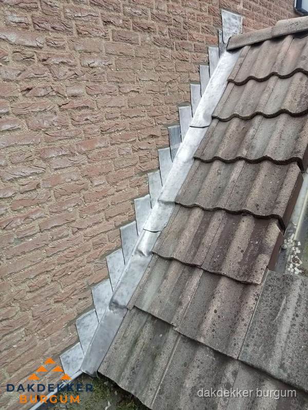 Loodslabben langs dakaansluiting bij bakstenen muur in Burgum