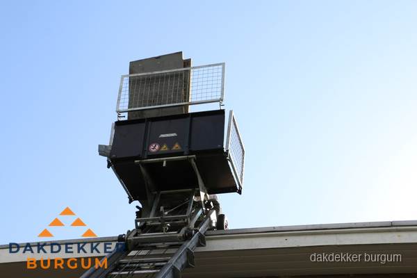 Dakdekkerslift voor materiaal transport bij dakwerkzaamheden in Burgum Dakdekkerslift voor materiaal transport bij dakwerkzaamheden in Burgum