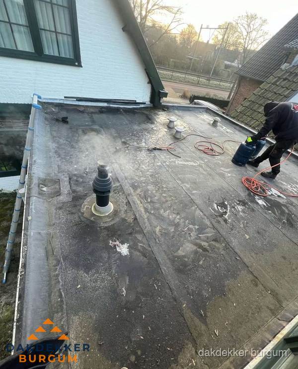 Dakdekker verhelpt daklekkage op plat dak in Burgum