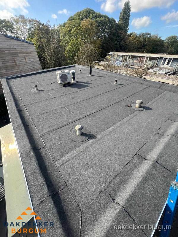 Kosten dakdekker: afgewerkt plat bedrijfsdak met bitumen in Burgum Kosten dakdekker: afgewerkt plat bedrijfsdak met bitumen in Burgum
