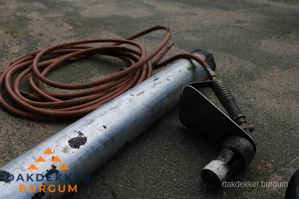 Dakdekker gasbrander en gereedschap voor spoedklus in Burgum