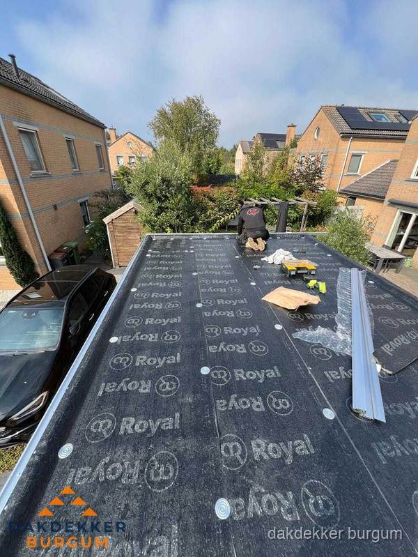 Nieuwe Royal bitumen dakbedekking op plat dak van aanbouw in Burgum Nieuwe Royal bitumen dakbedekking op plat dak van aanbouw in Burgum