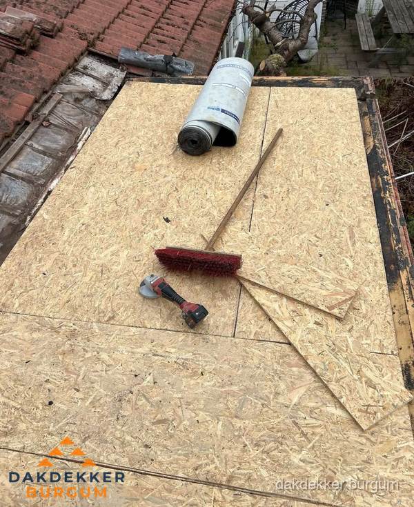Plat dak vervangen met nieuwe OSB-ondergrond en bitumenrol in Burgum Plat dak vervangen met nieuwe OSB-ondergrond en bitumenrol in Burgum
