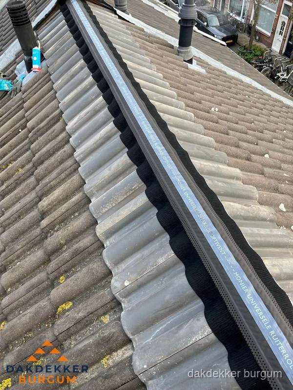 Nokvorst met Monier ventilatie op schuin pannendak in Burgum