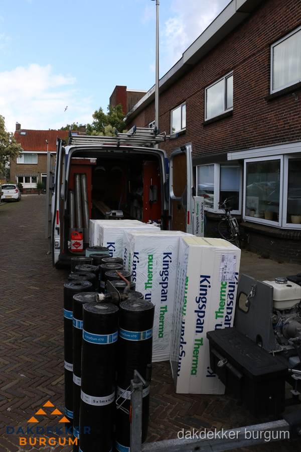 Levering van Kingspan isolatieplaten en bitumenrollen voor dakproject in Burgum
