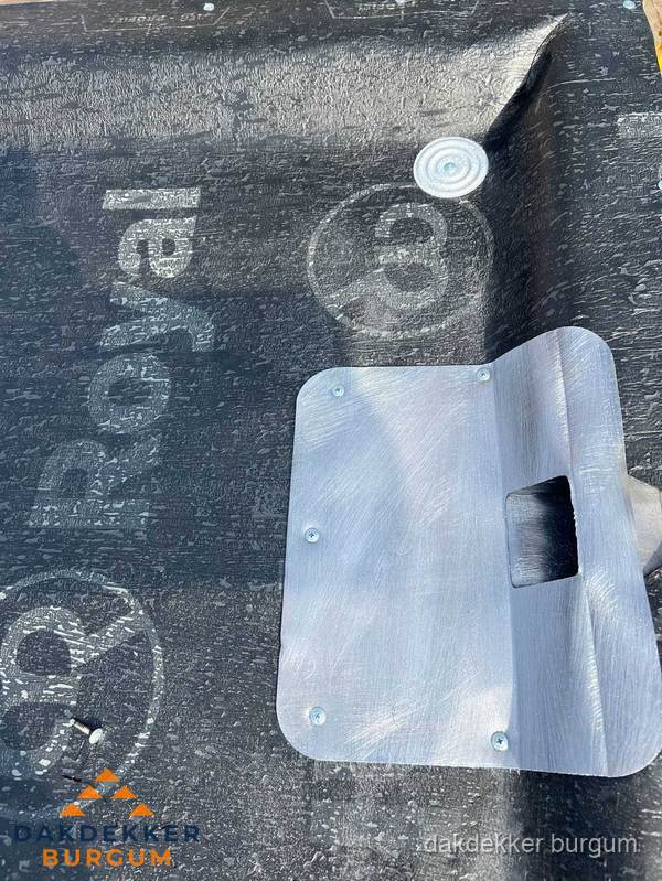 Dakgoot aansluiting op bitumen dak in Burgum