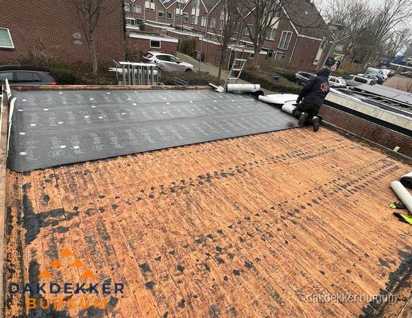 Dakdekker legt onderlaag op plat dak met houten constructie in Burgum Dakdekker legt onderlaag op plat dak met houten constructie in Burgum