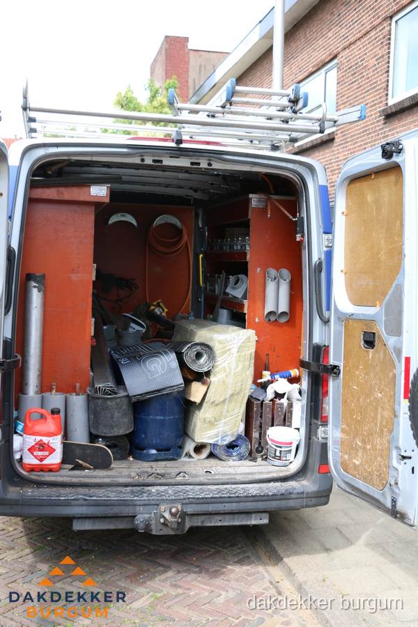 Bedrijfsbus van dakdekker met gereedschap en materialen in Burgum