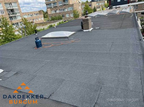 Bitumen dakbedekking op plat dak met lichtkoepel en schoorsteen in Burgum Bitumen dakbedekking op plat dak met lichtkoepel en schoorsteen in Burgum
