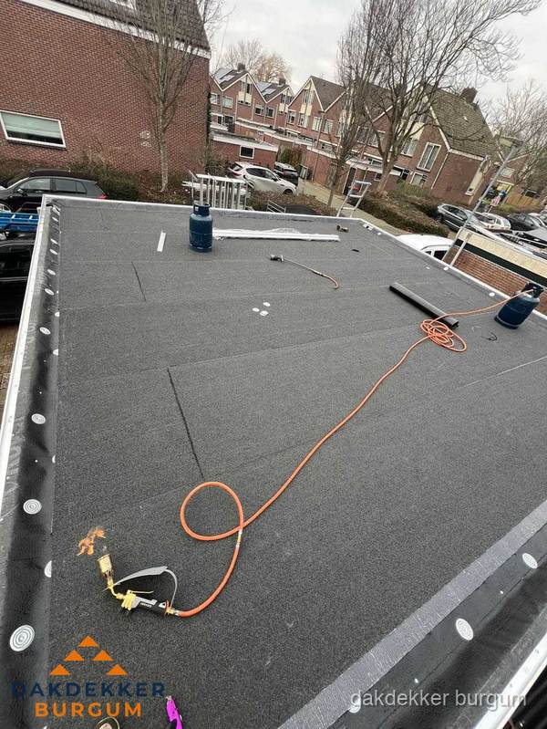 Afgewerkte dakrenovatie met bitumen op plat dak in Burgum Afgewerkte dakrenovatie met bitumen op plat dak in Burgum
